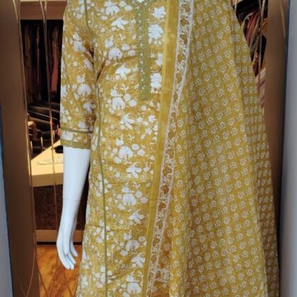 Women Straight Floral Printed Kurta and Pant set with Dupatta